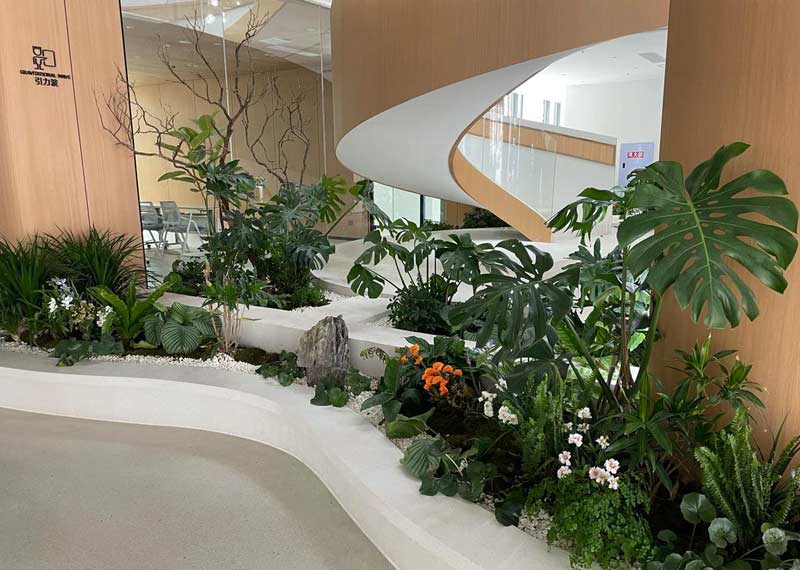 西安芬芳绿植给万象天地商业中心更换绿植